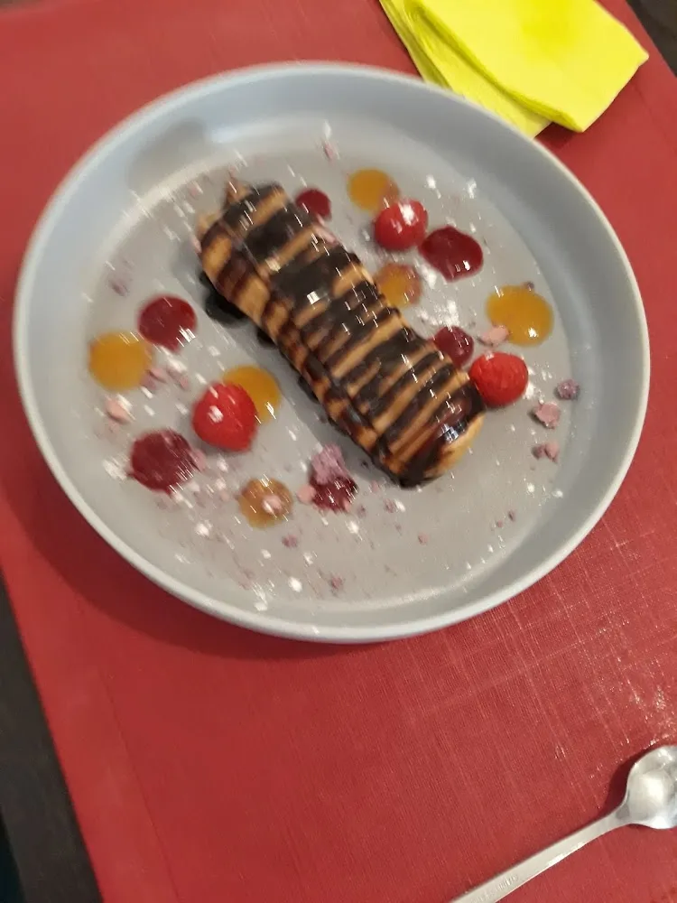 Eclaire Café Avec Ses Framboises Et Des Éclats de Macarons